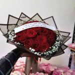 ورد جوري احمر وبيبي فلاور بالشريطة